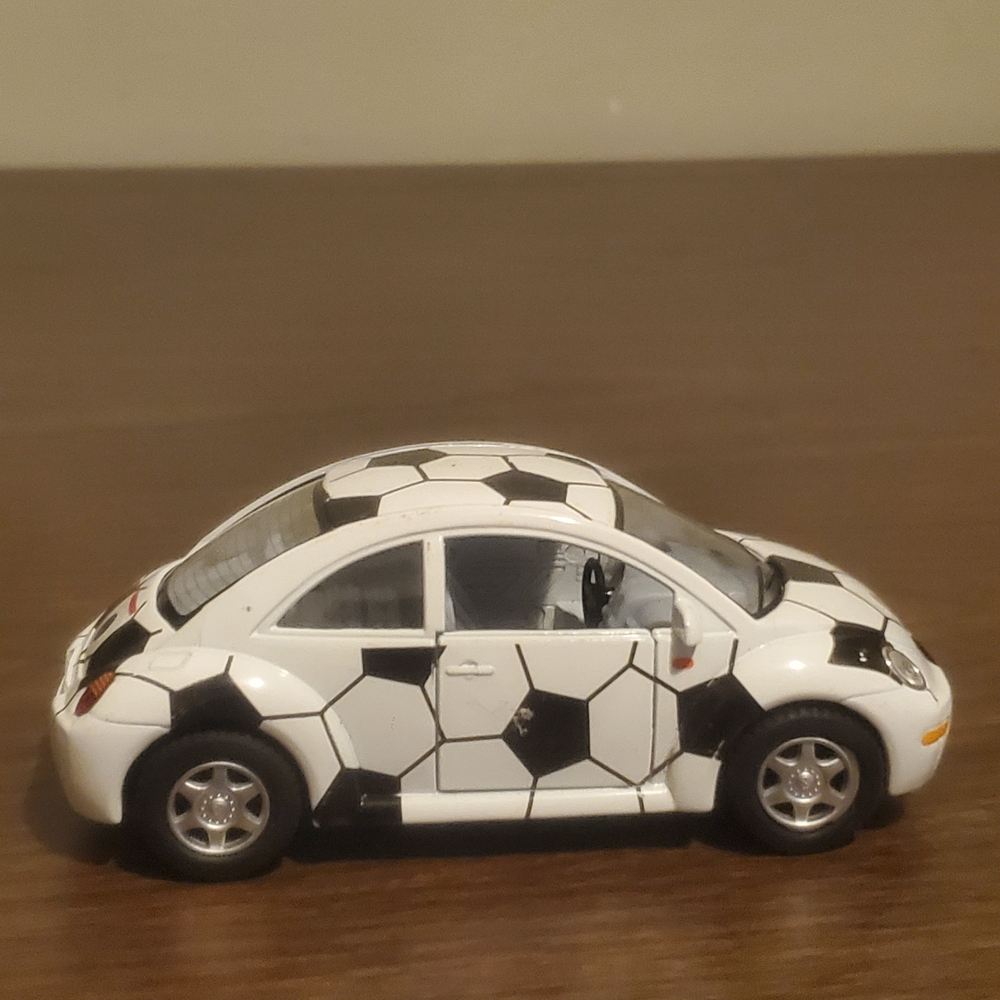 2011 Kinsmart Volkswagen Soccer-Pattern White and Black new Beetle Car